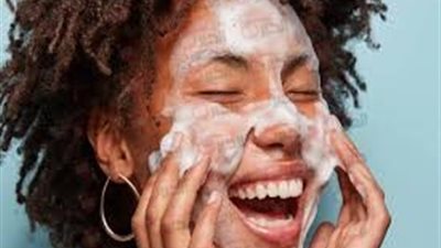 كيفية العناية بالوجه يومياً  من الالف للياء (7 خطوات لبشرة صافية)