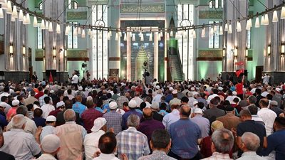 حكم صلاة الجمعة يوم العيد وفق المذاهب الأربعة.. هل يجوز تركها؟