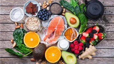 أفضل 10 أطعمة تحسن المزاج وتقلل التوتر طبيعيًا.. تعرف عليها الآن