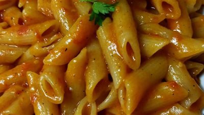 طريقة عمل مكرونة بالصلصة سهلة وسريعة بمكونات متوفرة في كل بيت